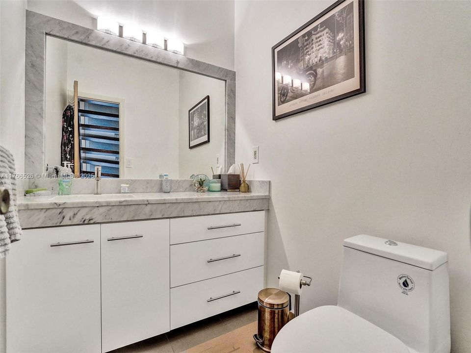 最近售出: $995,000 (2 贝兹, 2 浴室, 2057 平方英尺)