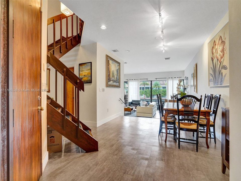 最近售出: $995,000 (2 贝兹, 2 浴室, 2057 平方英尺)