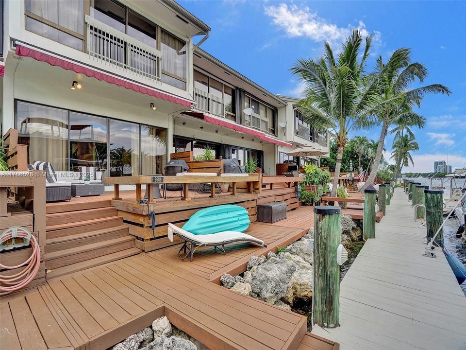 最近售出: $995,000 (2 贝兹, 2 浴室, 2057 平方英尺)