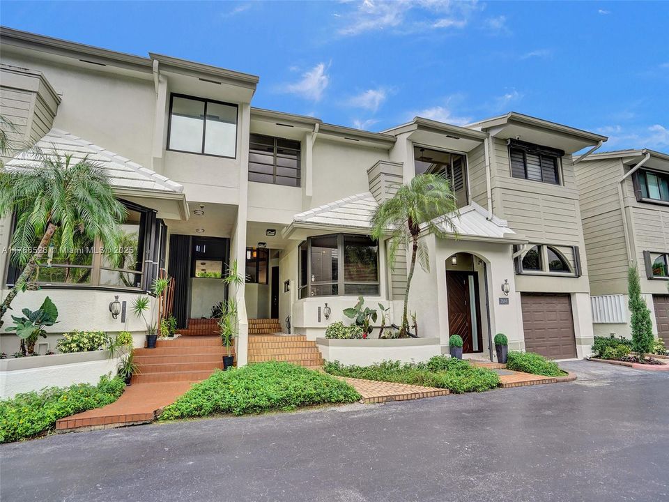 最近售出: $995,000 (2 贝兹, 2 浴室, 2057 平方英尺)