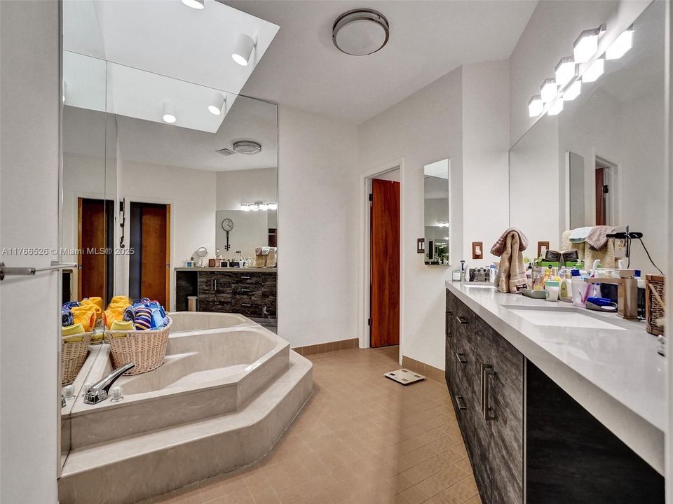 最近售出: $995,000 (2 贝兹, 2 浴室, 2057 平方英尺)