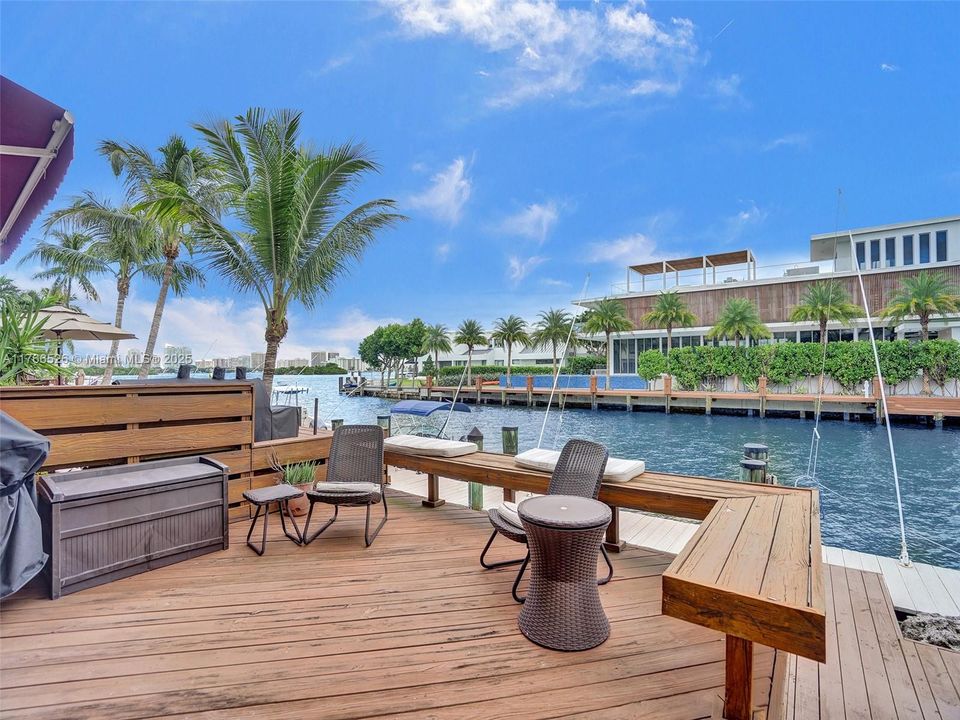 最近售出: $995,000 (2 贝兹, 2 浴室, 2057 平方英尺)