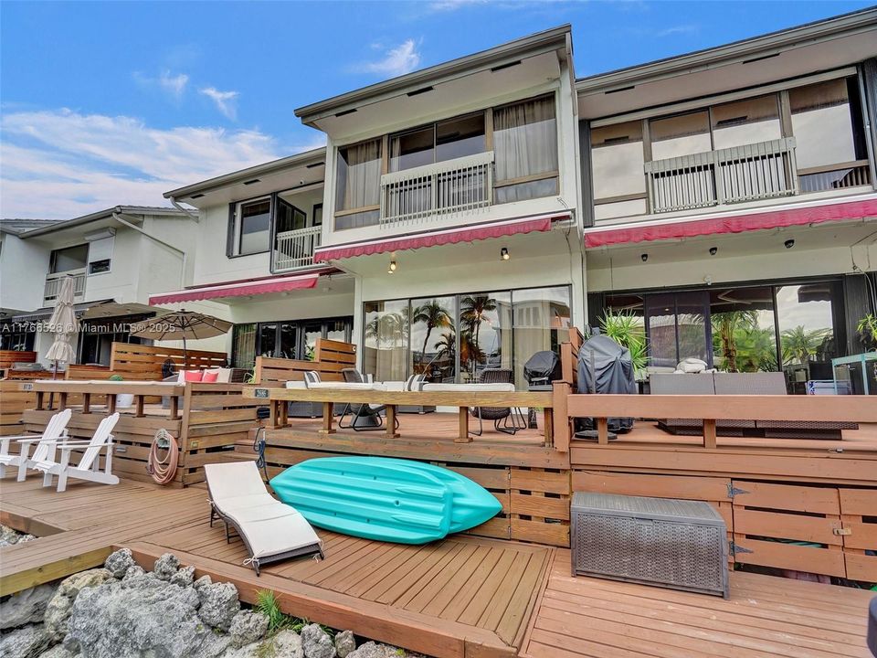 最近售出: $995,000 (2 贝兹, 2 浴室, 2057 平方英尺)