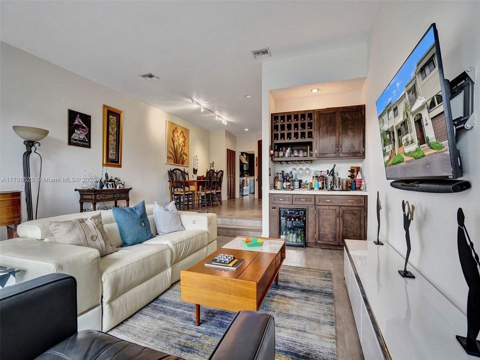 最近售出: $995,000 (2 贝兹, 2 浴室, 2057 平方英尺)