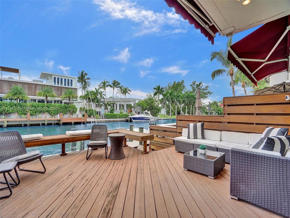 最近售出: $995,000 (2 贝兹, 2 浴室, 2057 平方英尺)