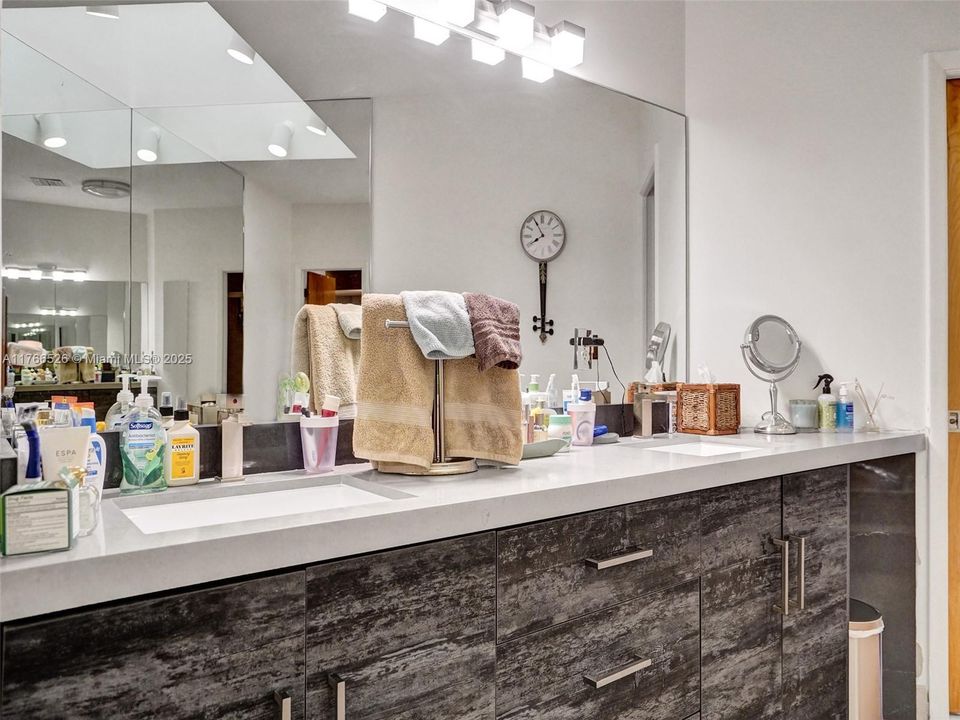 最近售出: $995,000 (2 贝兹, 2 浴室, 2057 平方英尺)