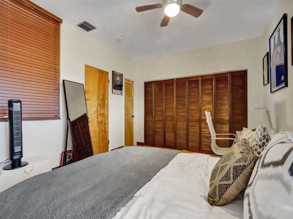 最近售出: $995,000 (2 贝兹, 2 浴室, 2057 平方英尺)