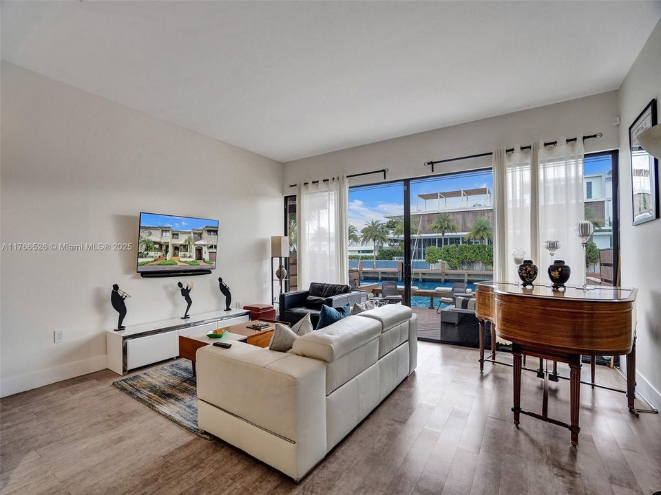 最近售出: $995,000 (2 贝兹, 2 浴室, 2057 平方英尺)