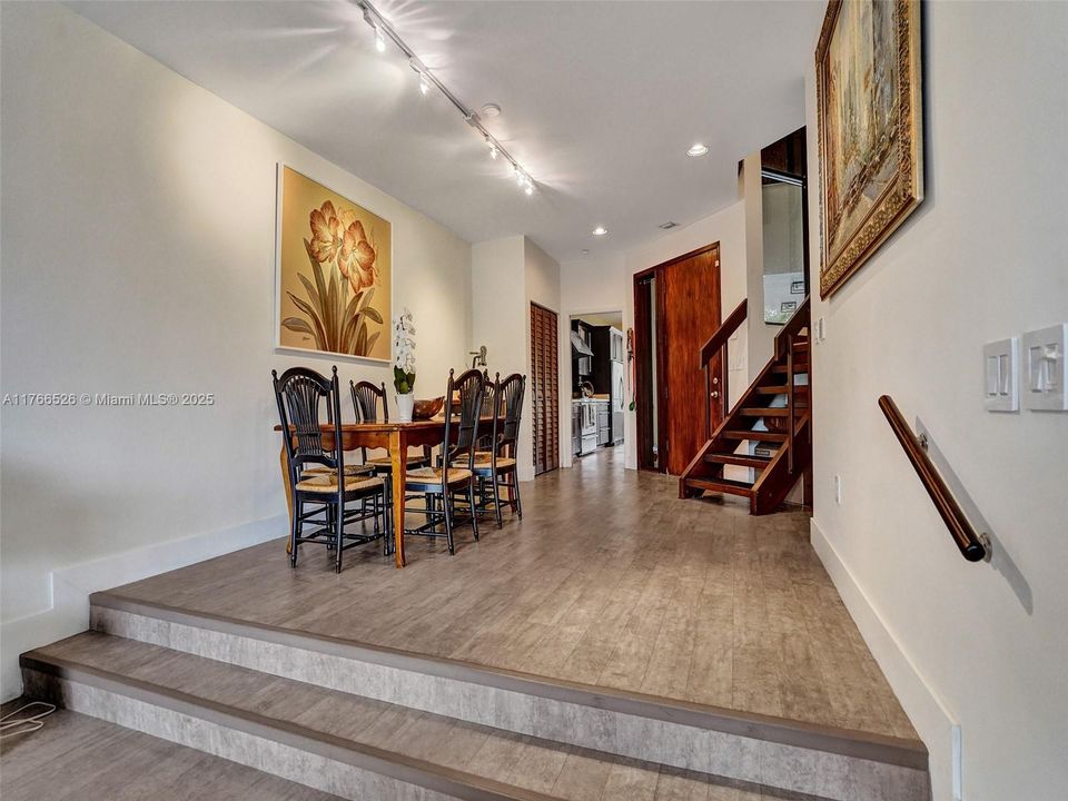 最近售出: $995,000 (2 贝兹, 2 浴室, 2057 平方英尺)