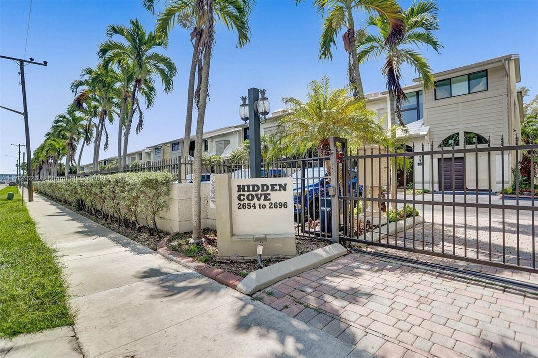 最近售出: $995,000 (2 贝兹, 2 浴室, 2057 平方英尺)