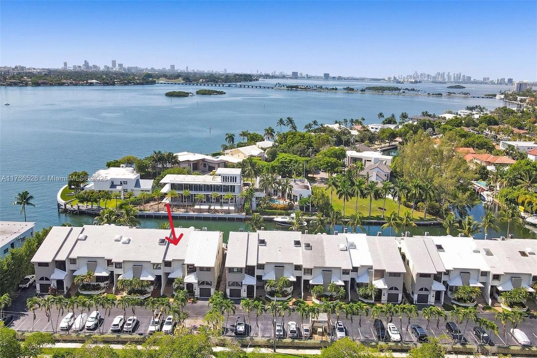 最近售出: $995,000 (2 贝兹, 2 浴室, 2057 平方英尺)