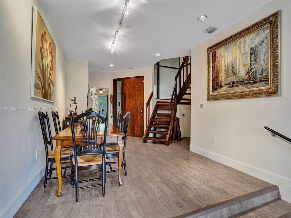 最近售出: $995,000 (2 贝兹, 2 浴室, 2057 平方英尺)