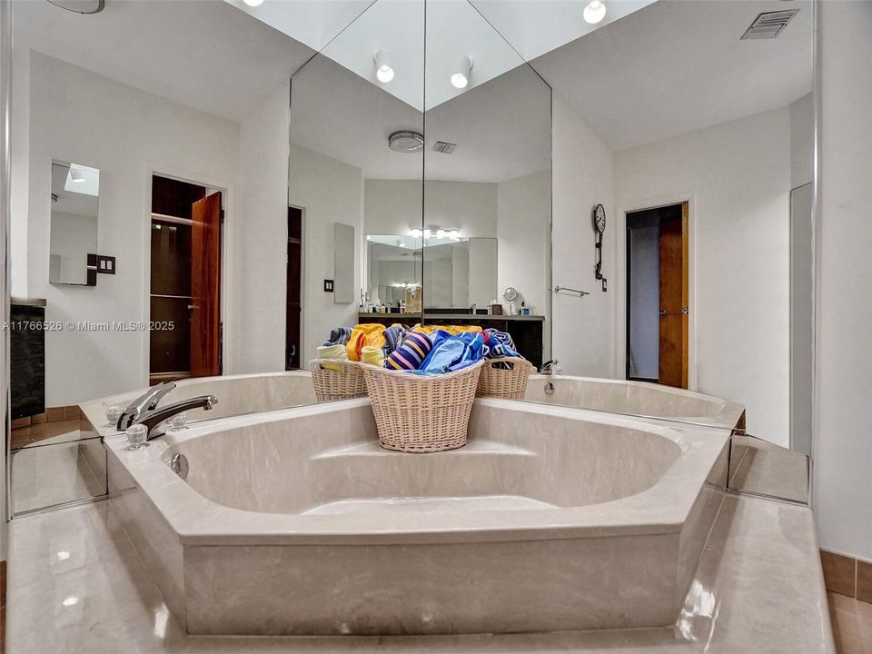 最近售出: $995,000 (2 贝兹, 2 浴室, 2057 平方英尺)