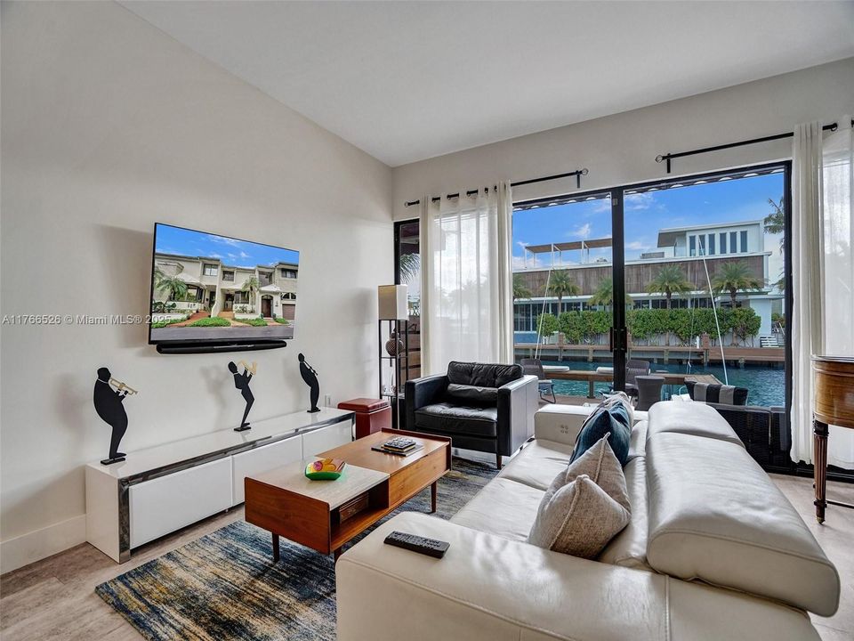 最近售出: $995,000 (2 贝兹, 2 浴室, 2057 平方英尺)