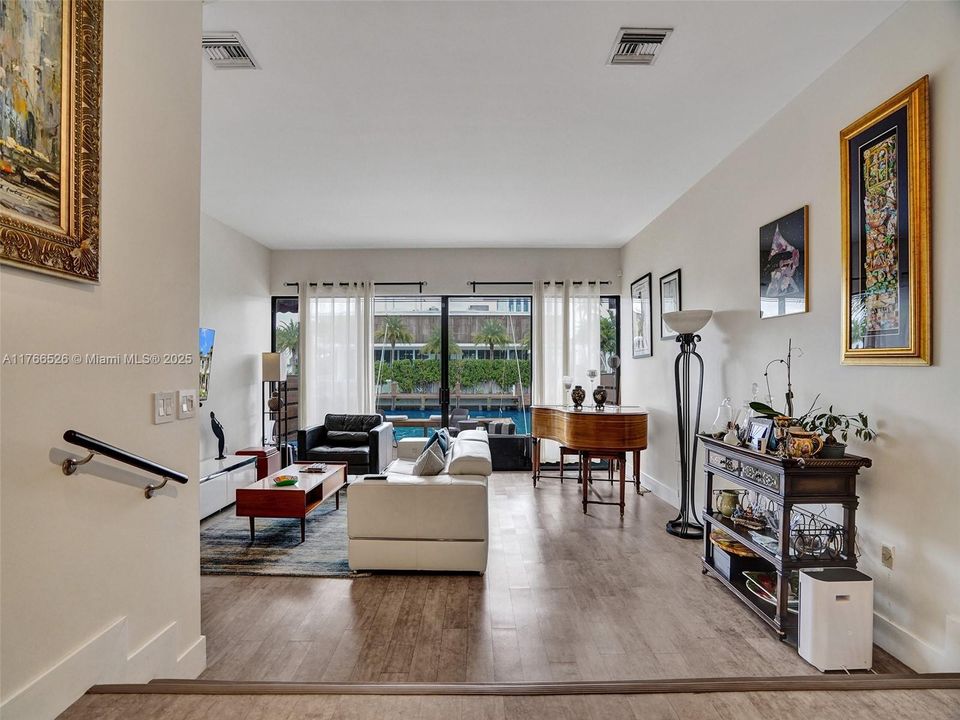 最近售出: $995,000 (2 贝兹, 2 浴室, 2057 平方英尺)