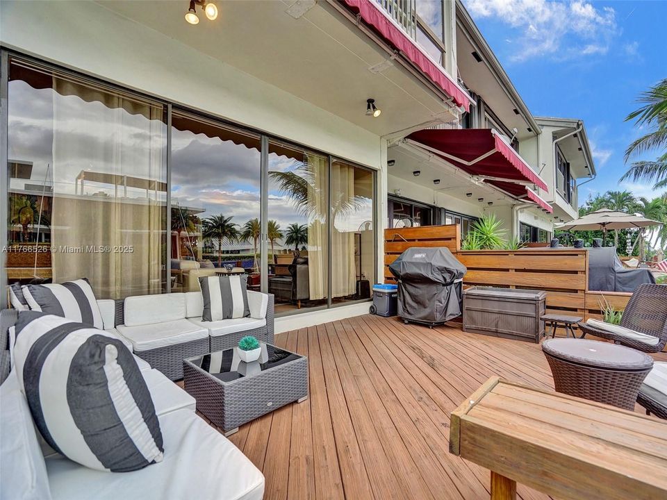 最近售出: $995,000 (2 贝兹, 2 浴室, 2057 平方英尺)