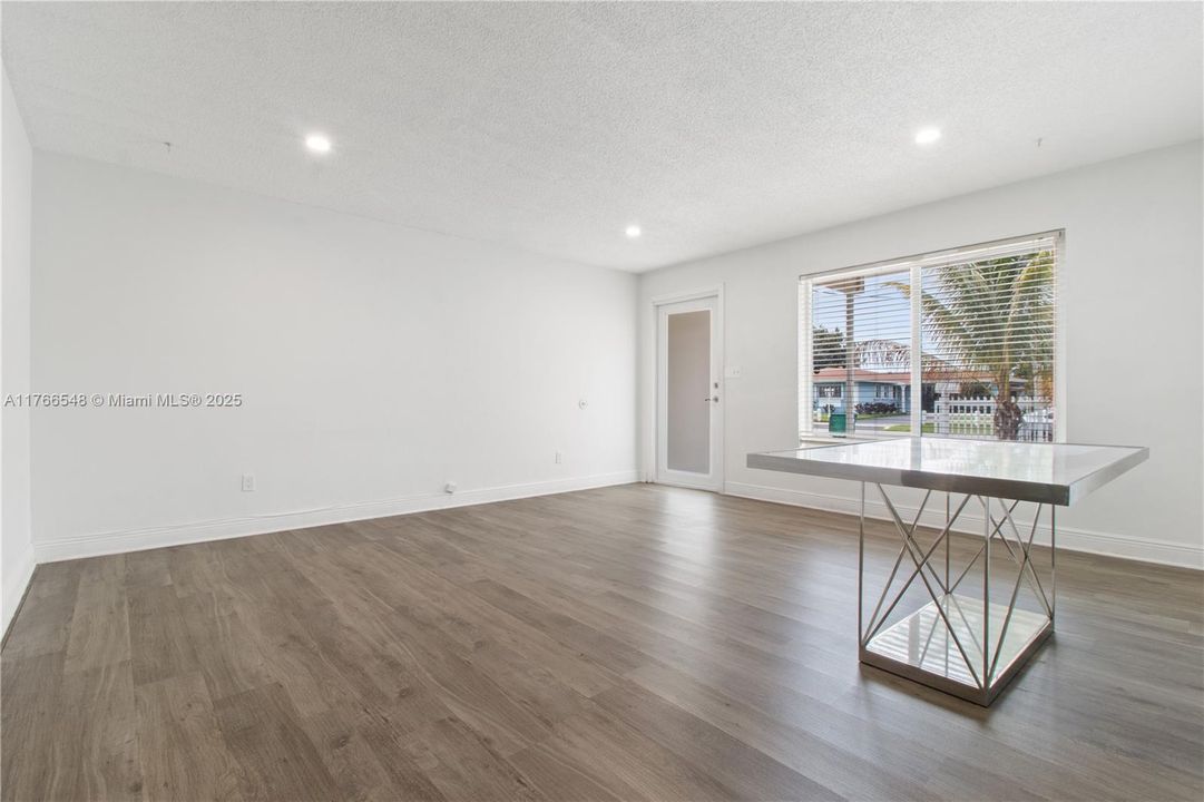 Recently Sold: $585,000 (3 beds, 2 baths, 1397 Square Feet)