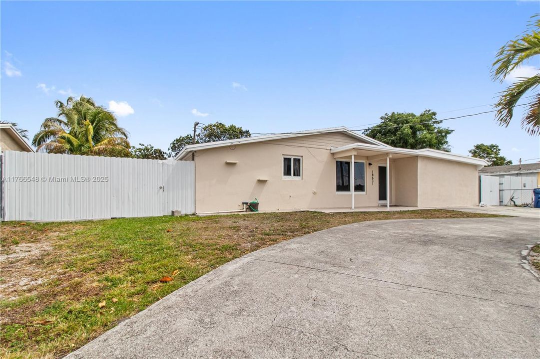 Recently Sold: $585,000 (3 beds, 2 baths, 1397 Square Feet)