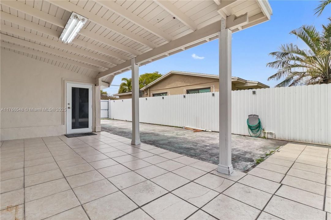 Recently Sold: $585,000 (3 beds, 2 baths, 1397 Square Feet)