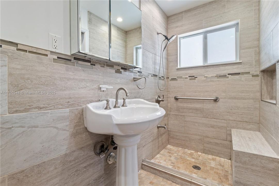 Recently Sold: $585,000 (3 beds, 2 baths, 1397 Square Feet)