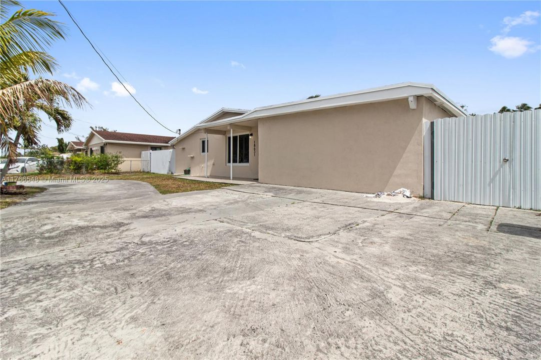 Recently Sold: $585,000 (3 beds, 2 baths, 1397 Square Feet)