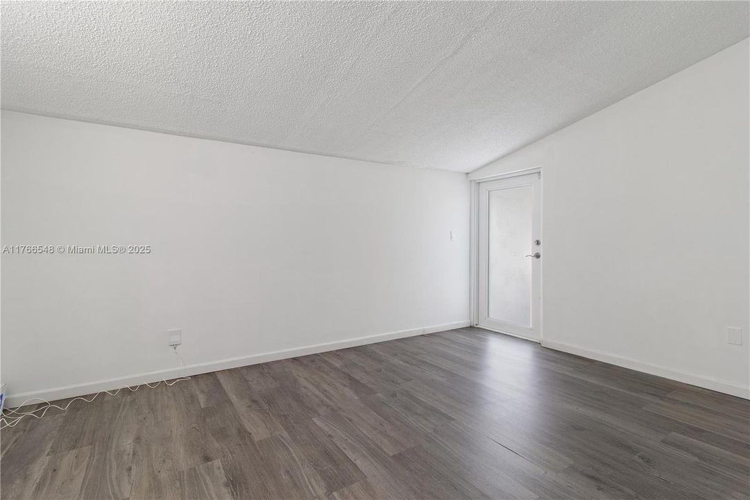 Recently Sold: $585,000 (3 beds, 2 baths, 1397 Square Feet)