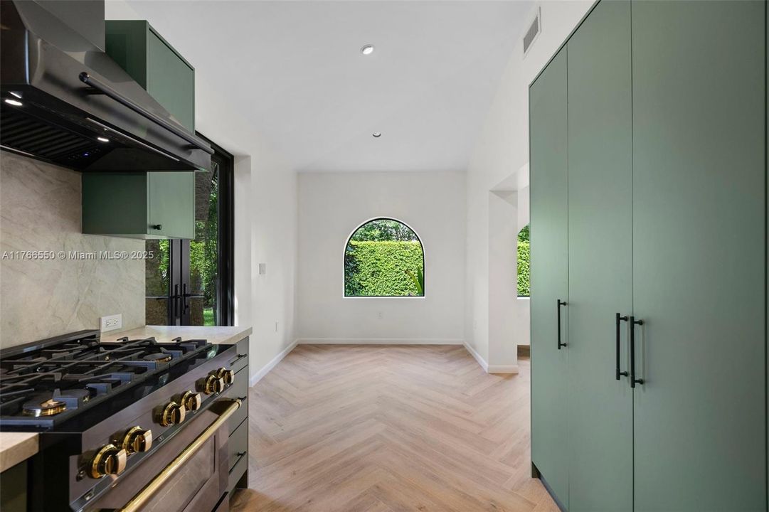 Recently Sold: $1,995,000 (3 beds, 3 baths, 1780 Square Feet)