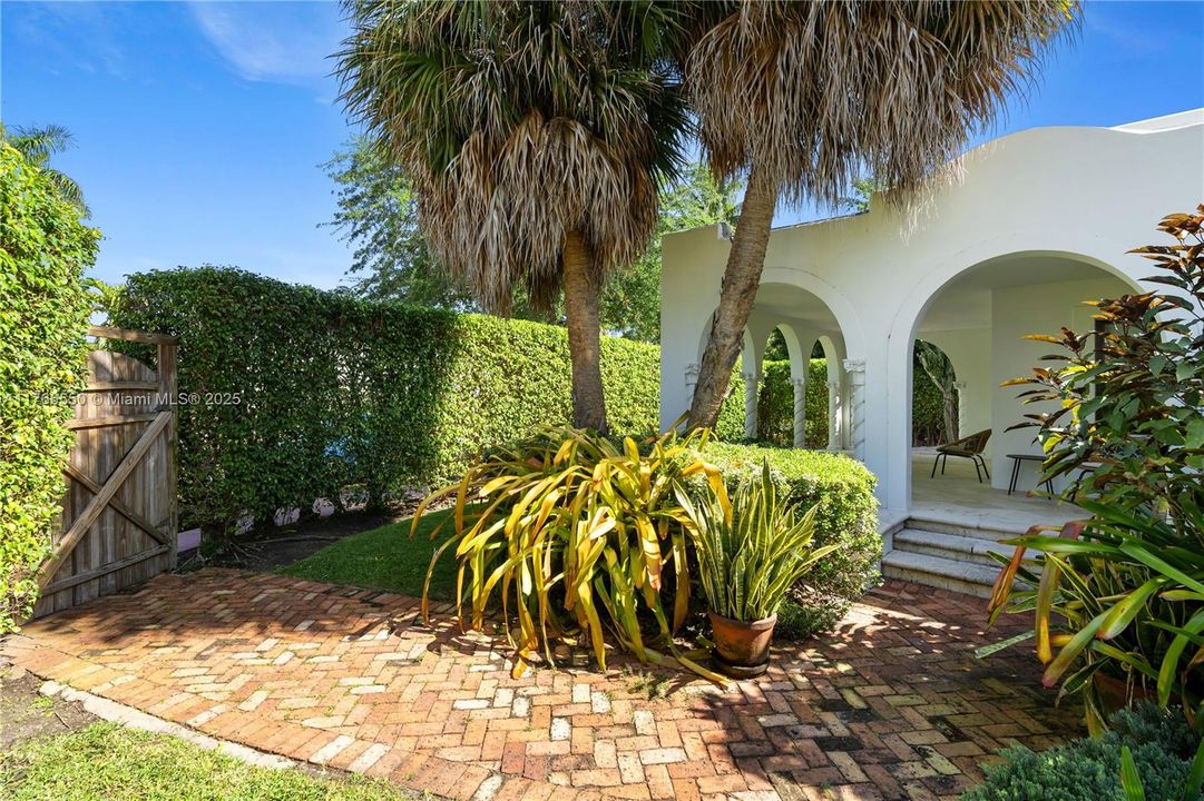 Recently Sold: $1,995,000 (3 beds, 3 baths, 1780 Square Feet)