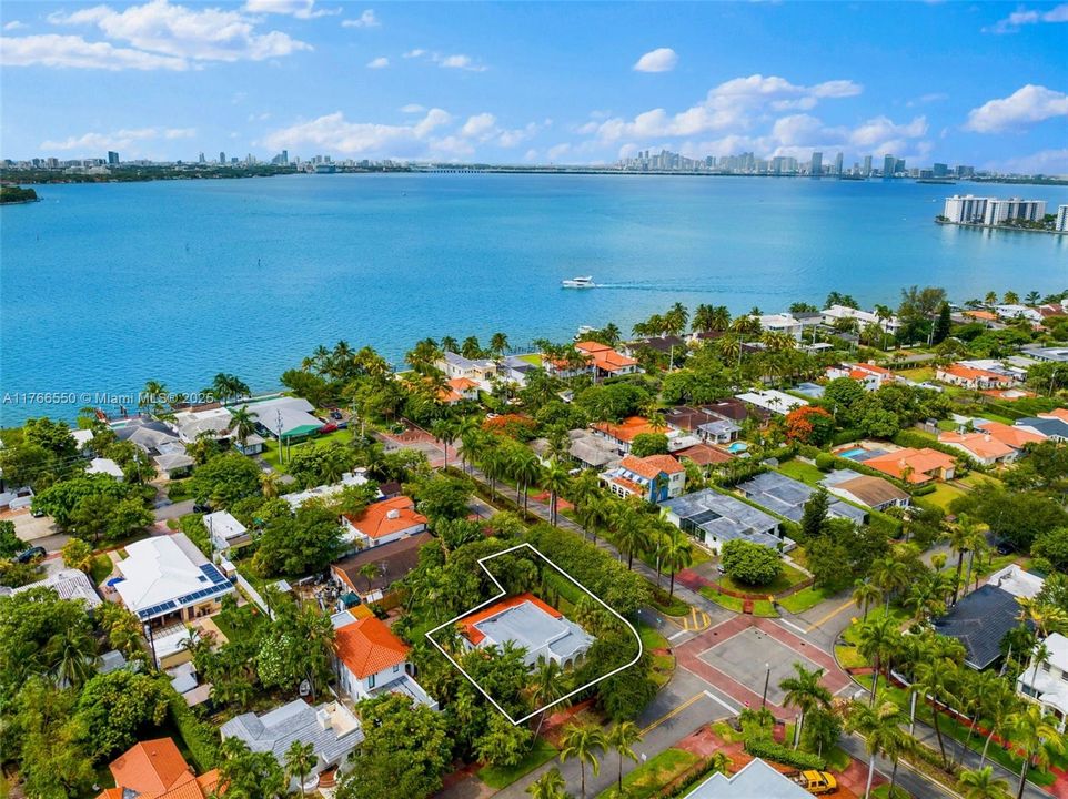 Recently Sold: $1,995,000 (3 beds, 3 baths, 1780 Square Feet)