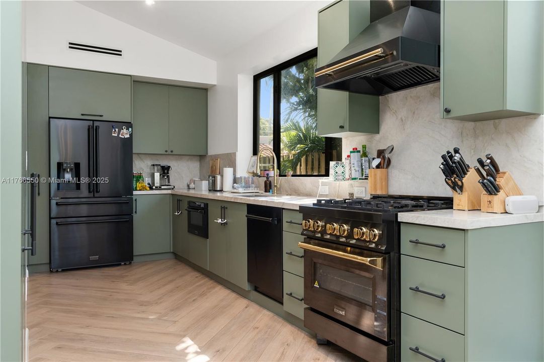 Recently Sold: $1,995,000 (3 beds, 3 baths, 1780 Square Feet)