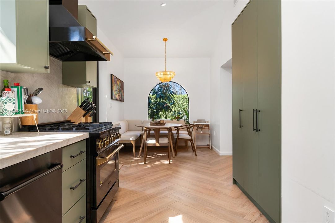 Recently Sold: $1,995,000 (3 beds, 3 baths, 1780 Square Feet)