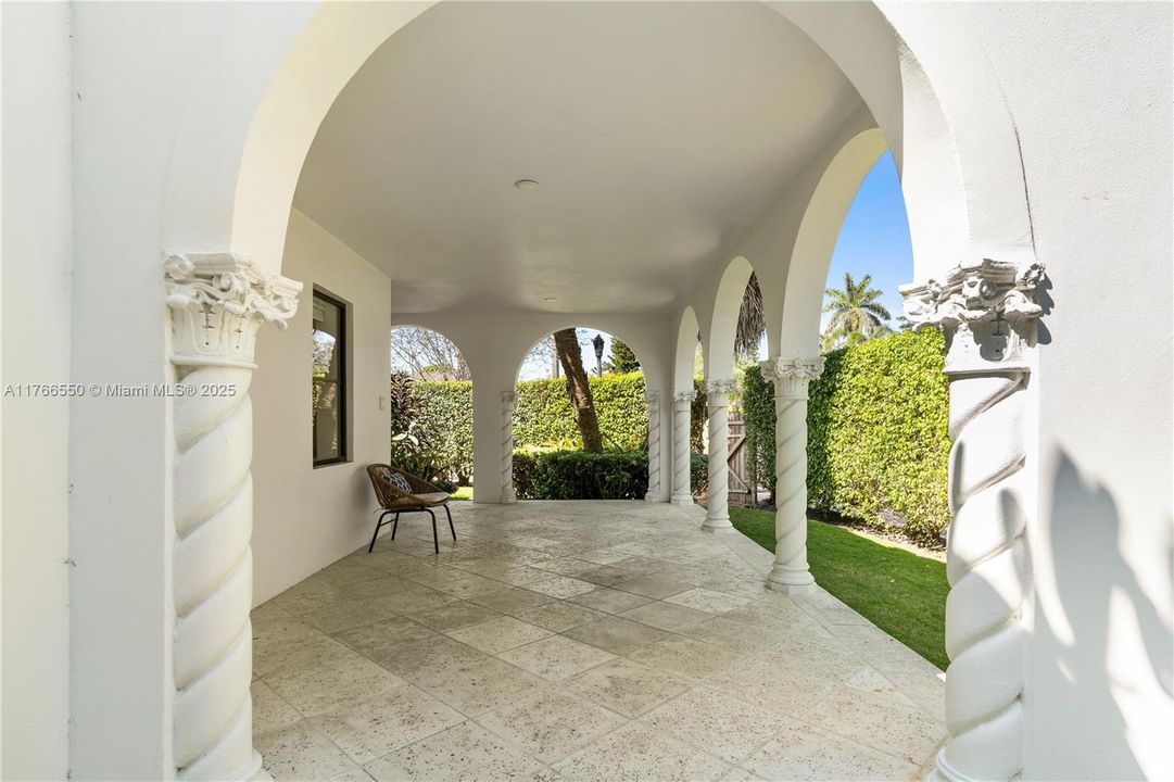 Recently Sold: $1,995,000 (3 beds, 3 baths, 1780 Square Feet)