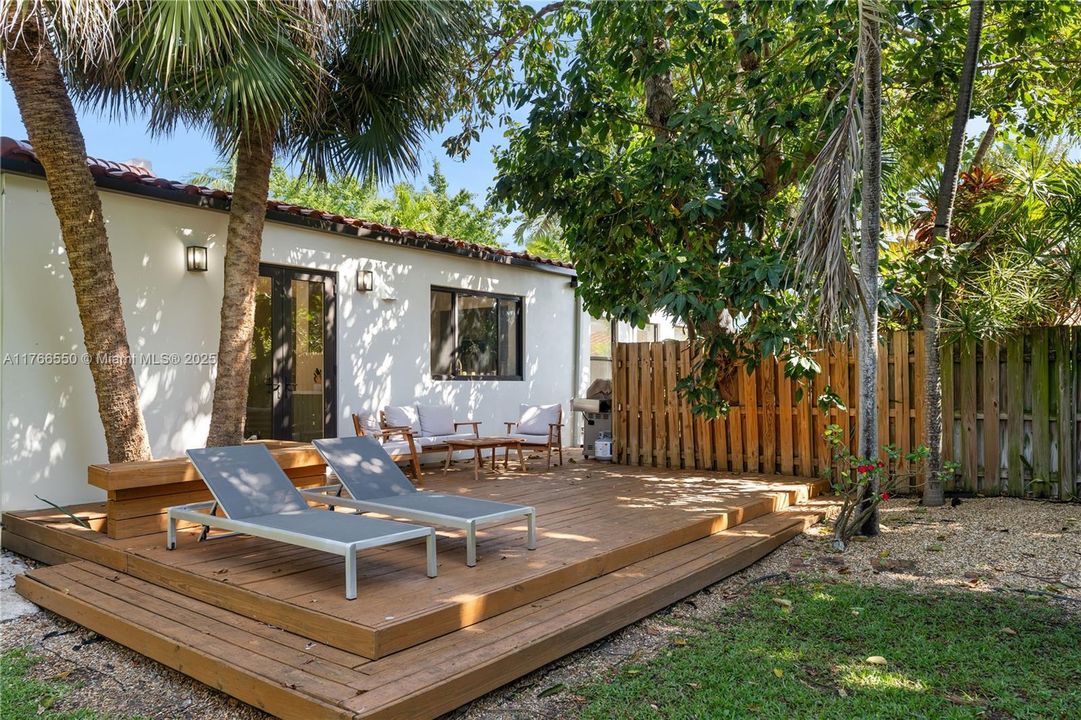 Recently Sold: $1,995,000 (3 beds, 3 baths, 1780 Square Feet)