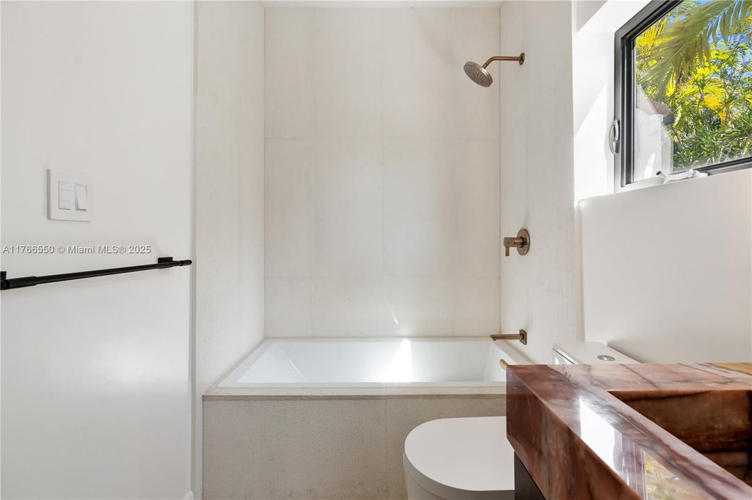 Recently Sold: $1,995,000 (3 beds, 3 baths, 1780 Square Feet)