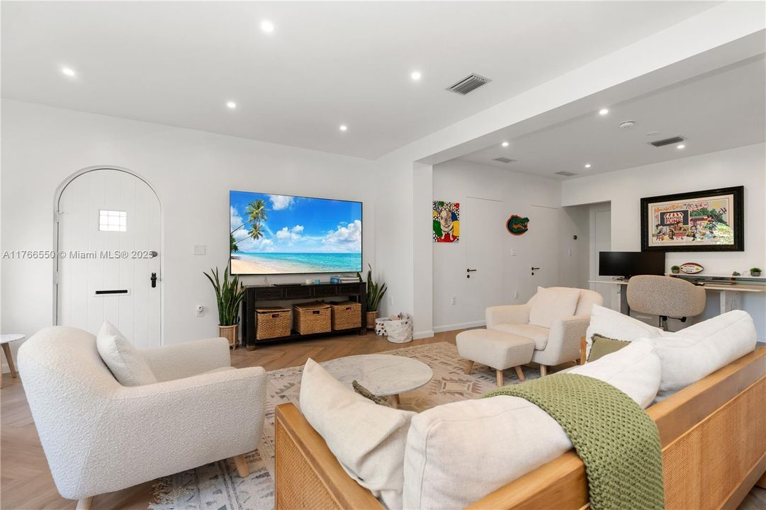 Recently Sold: $1,995,000 (3 beds, 3 baths, 1780 Square Feet)