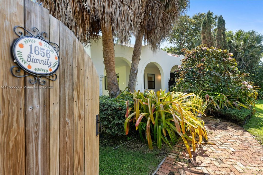 Recently Sold: $1,995,000 (3 beds, 3 baths, 1780 Square Feet)