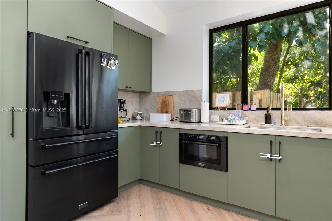 Recently Sold: $1,995,000 (3 beds, 3 baths, 1780 Square Feet)