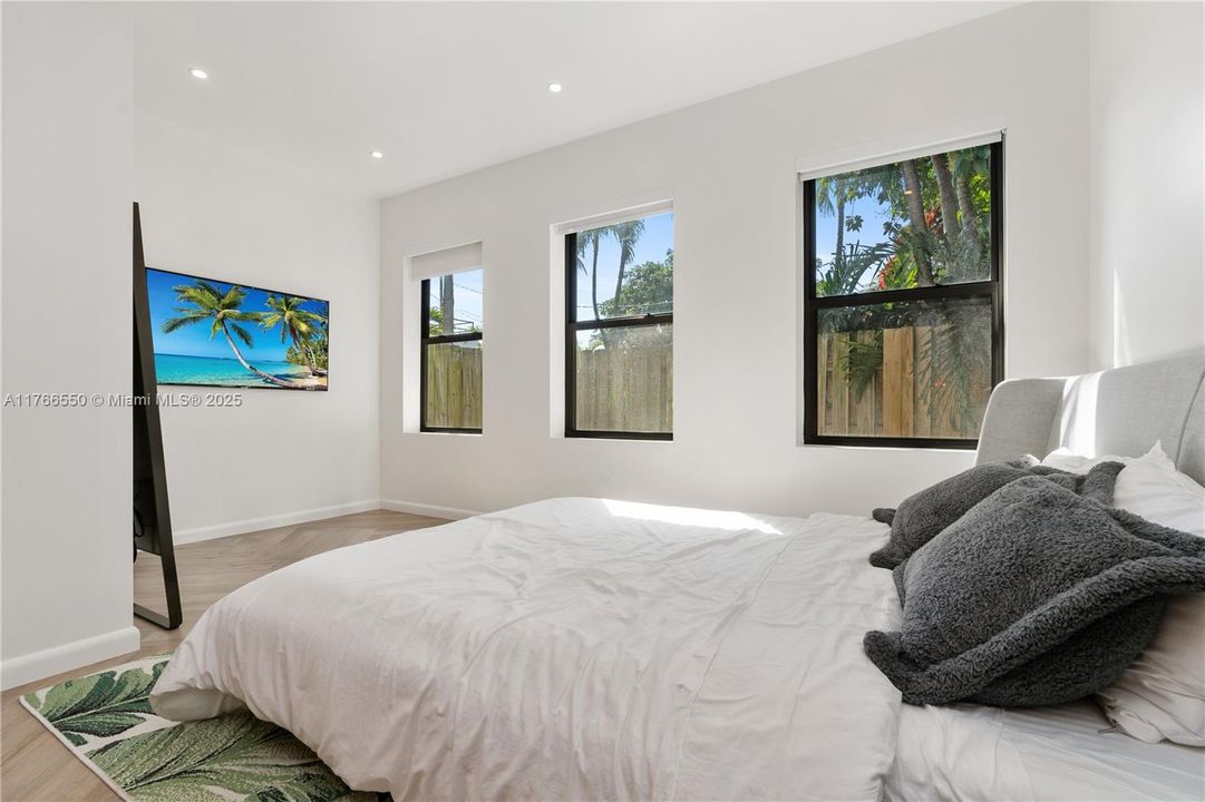 Recently Sold: $1,995,000 (3 beds, 3 baths, 1780 Square Feet)