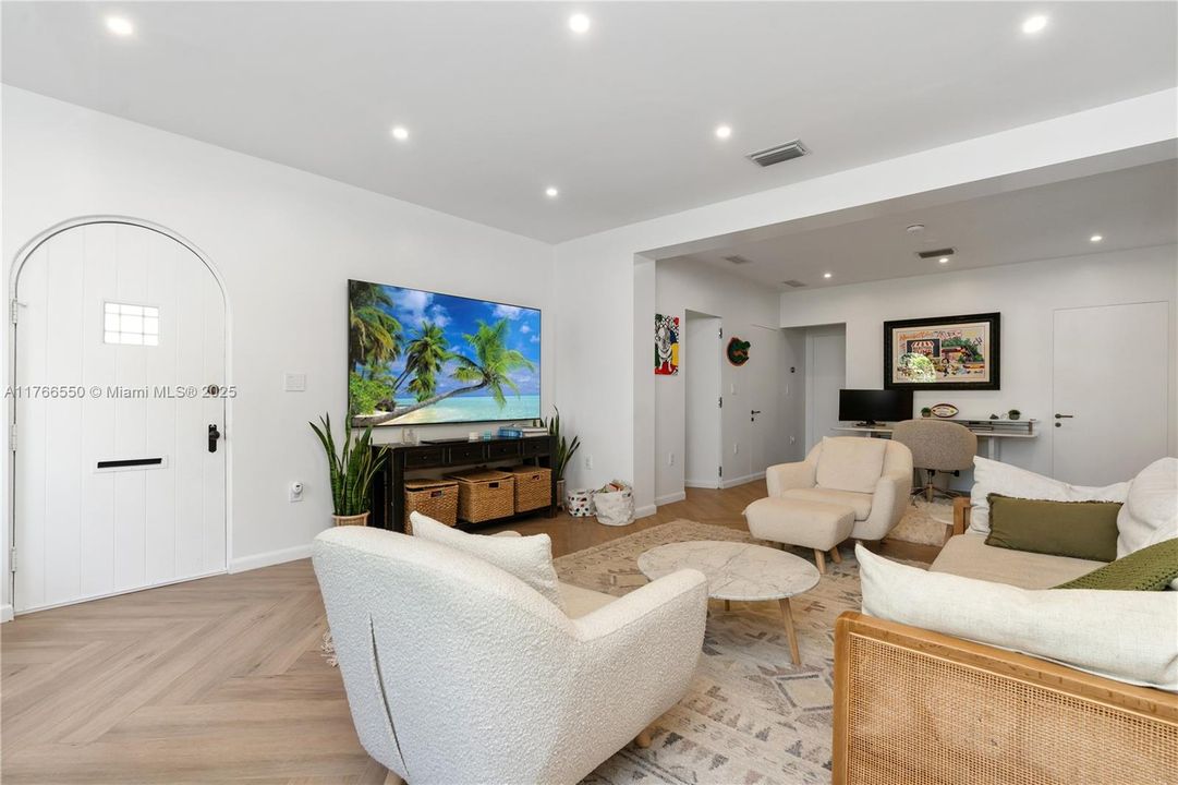 Recently Sold: $1,995,000 (3 beds, 3 baths, 1780 Square Feet)