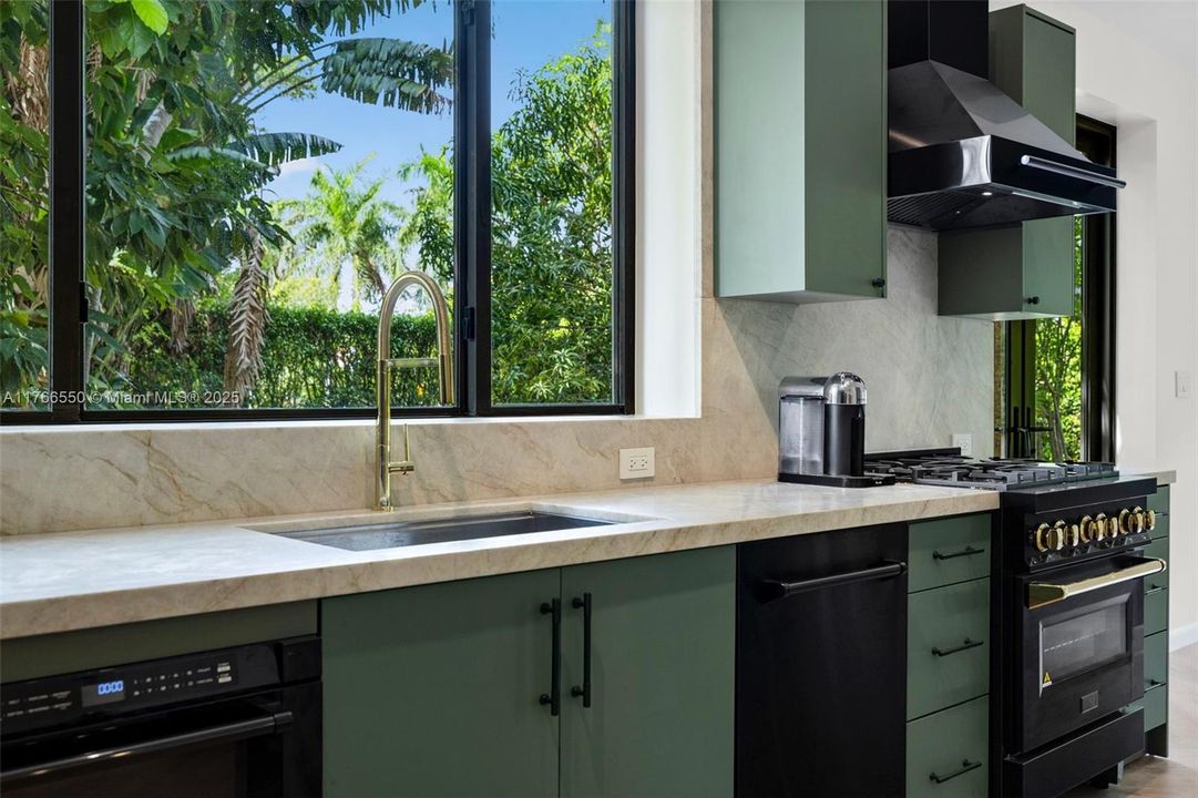 Recently Sold: $1,995,000 (3 beds, 3 baths, 1780 Square Feet)