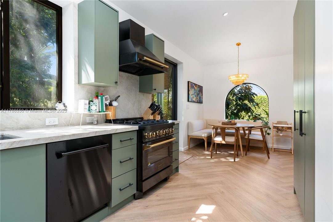 Recently Sold: $1,995,000 (3 beds, 3 baths, 1780 Square Feet)