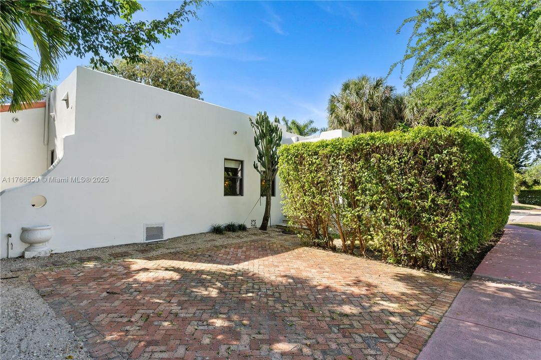 Recently Sold: $1,995,000 (3 beds, 3 baths, 1780 Square Feet)