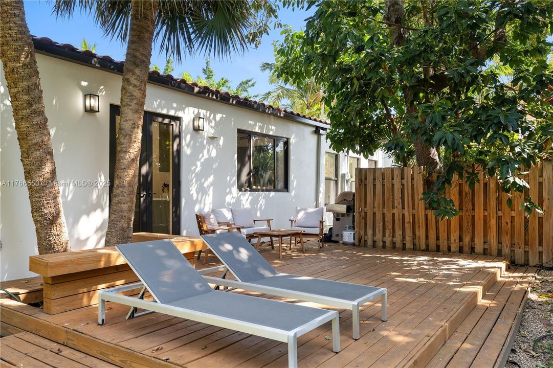 Recently Sold: $1,995,000 (3 beds, 3 baths, 1780 Square Feet)