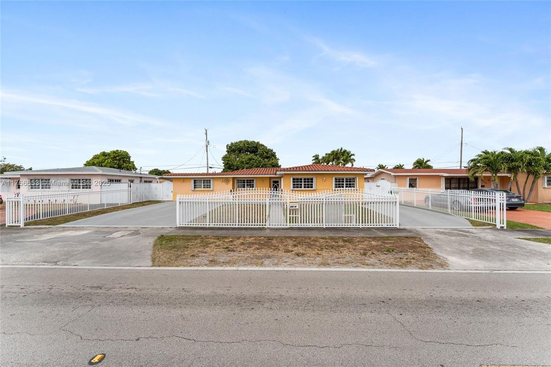 Active With Contract: $729,975 (4 beds, 3 baths, 1800 Square Feet)
