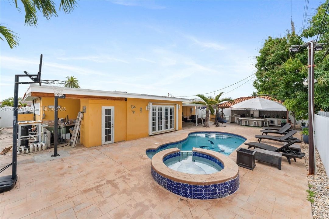Active With Contract: $729,975 (4 beds, 3 baths, 1800 Square Feet)