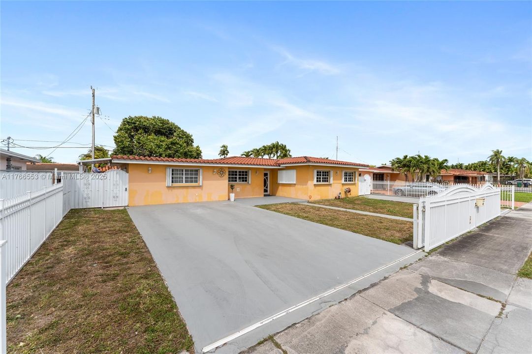 Active With Contract: $729,975 (4 beds, 3 baths, 1800 Square Feet)