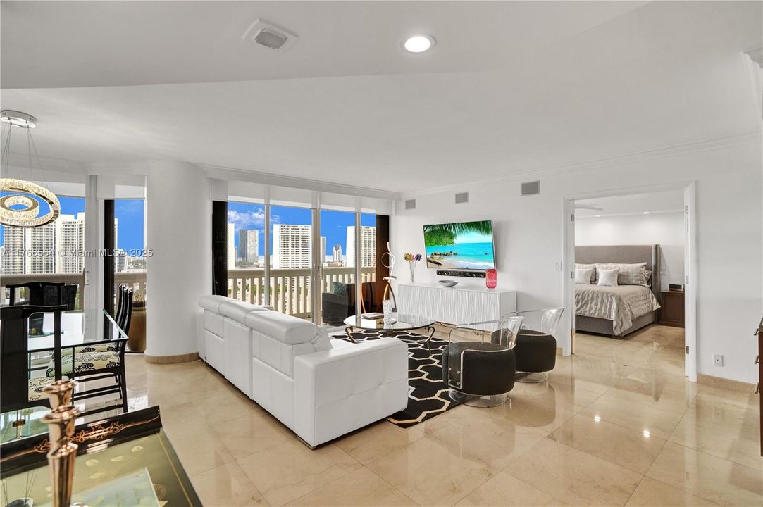 Vendido Recientemente: $699,000 (3 camas, 2 baños, 1696 Pies cuadrados)