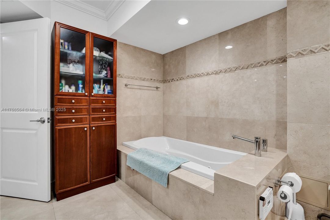 Vendido Recientemente: $699,000 (3 camas, 2 baños, 1696 Pies cuadrados)