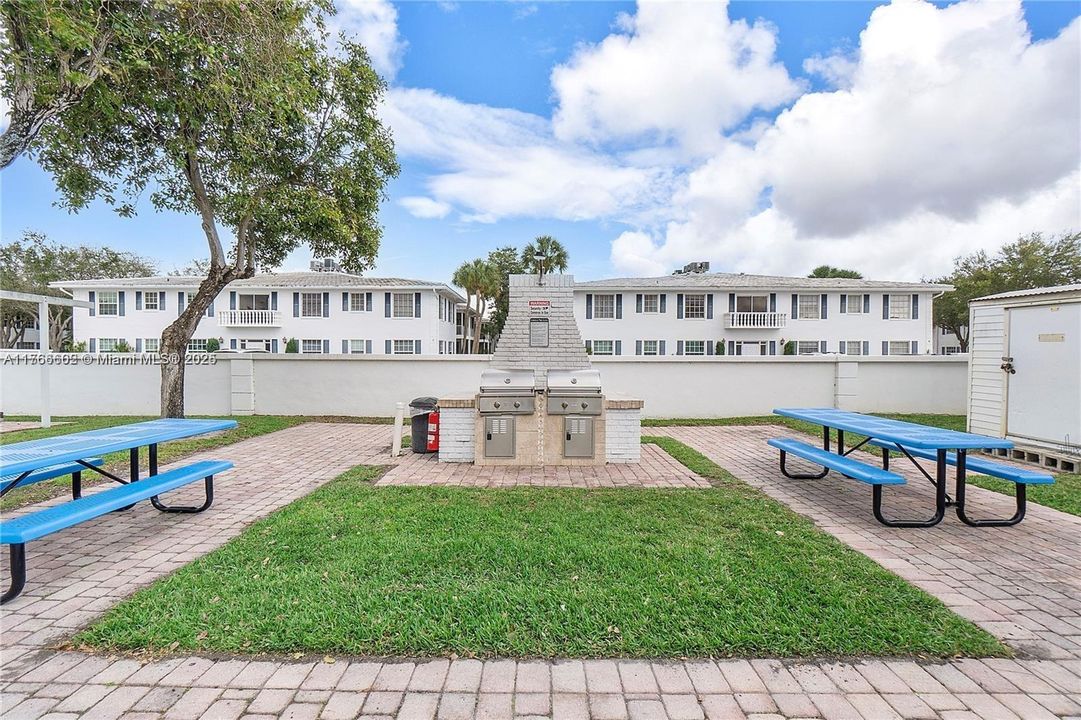 For Sale: $235,000 (1 beds, 1 baths, 756 Square Feet)