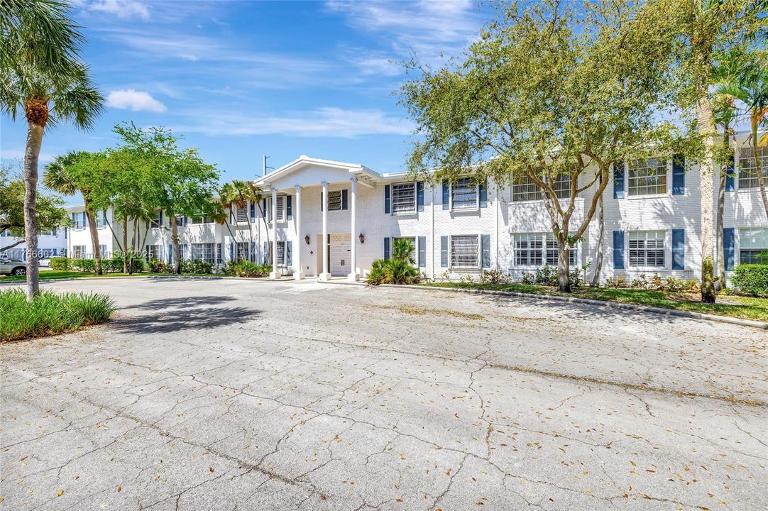 For Sale: $235,000 (1 beds, 1 baths, 756 Square Feet)